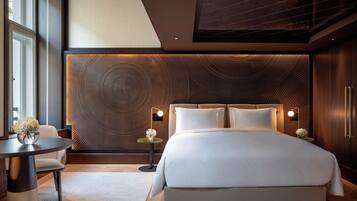 Almanac Deluxe | Literie hypoallergénique, couette en duvet d'oie, minibar