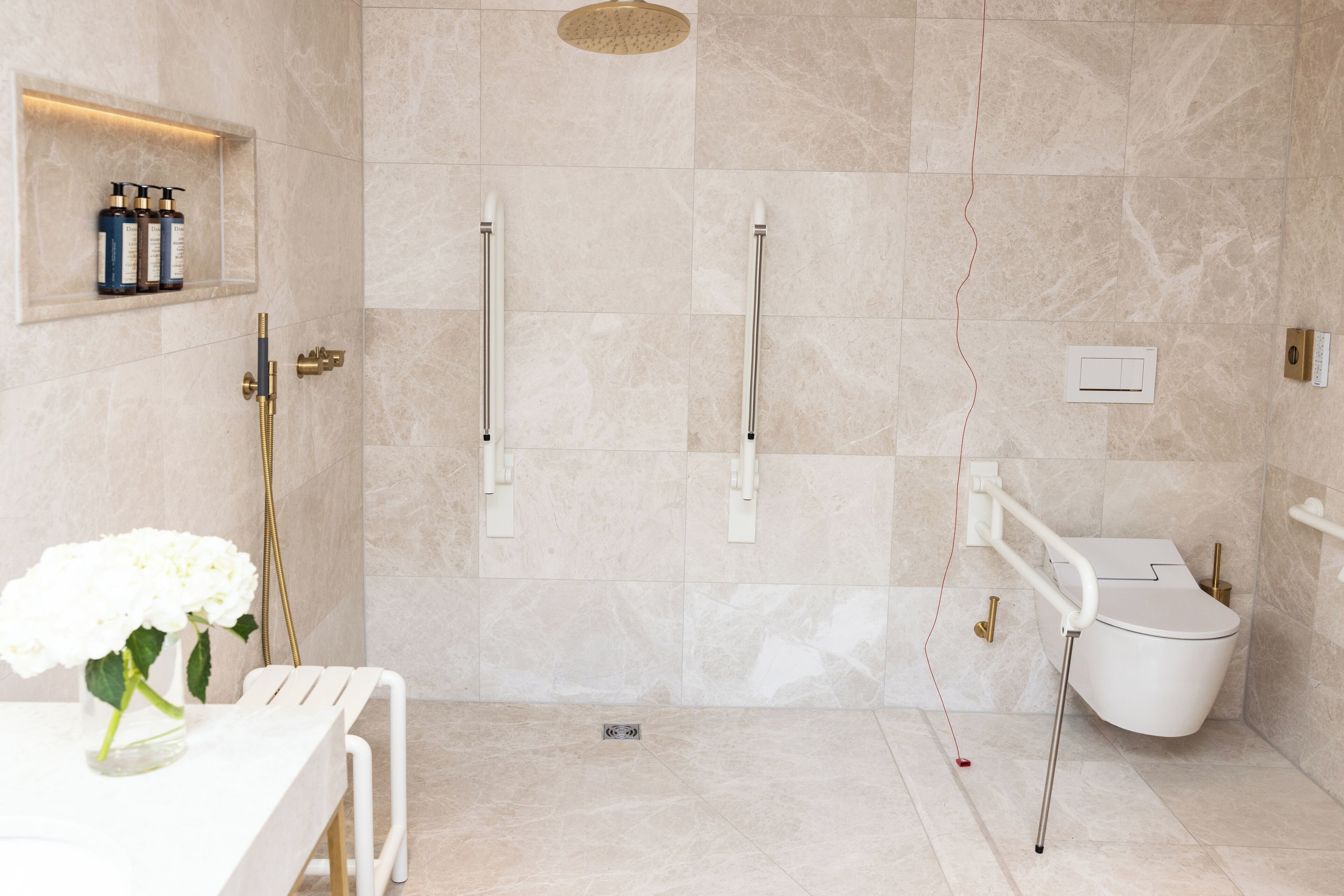 Un bagno moderno dotato di doccia, servizi igienici e lavandino.