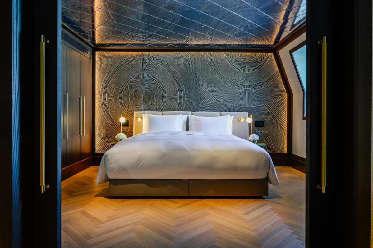 Almanac Suite | Peralatan tempat tidur hipoalergenik, gebar bulu kapas, bar mini