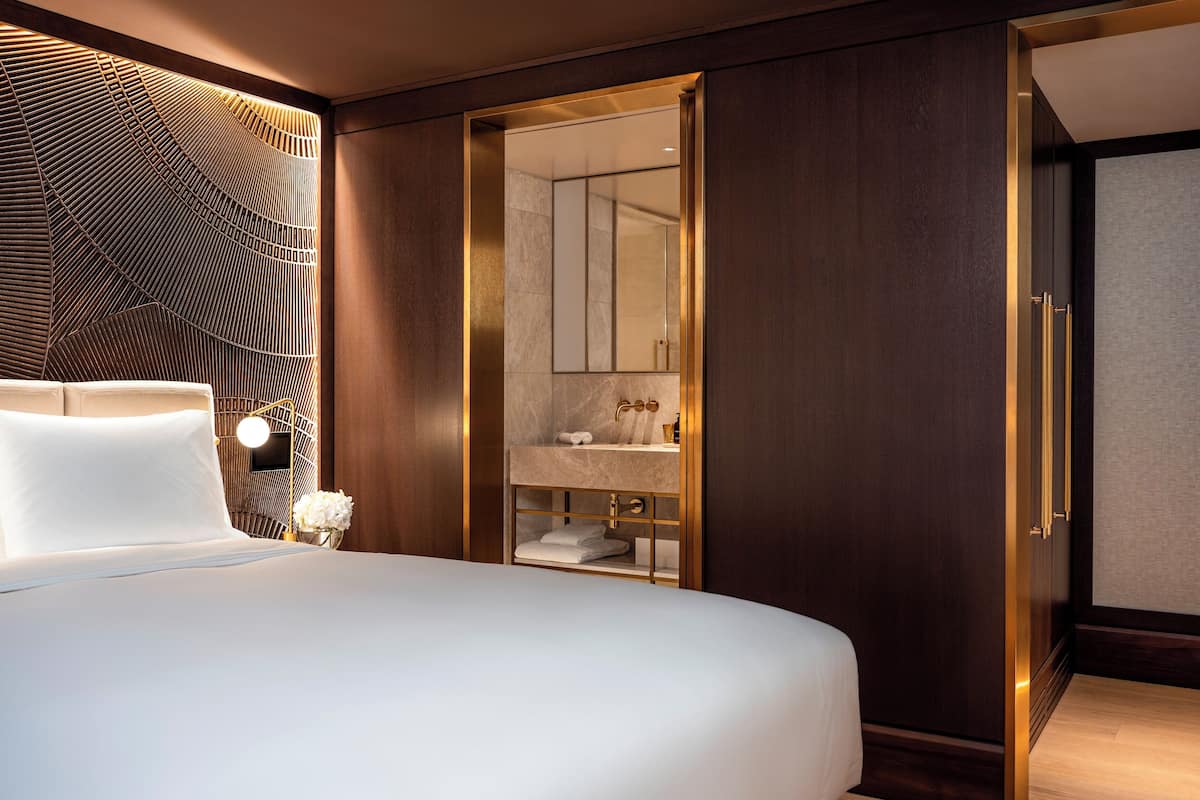 Signature Suite, 2 Bedrooms | Peralatan tempat tidur hipoalergenik, gebar bulu kapas, bar mini