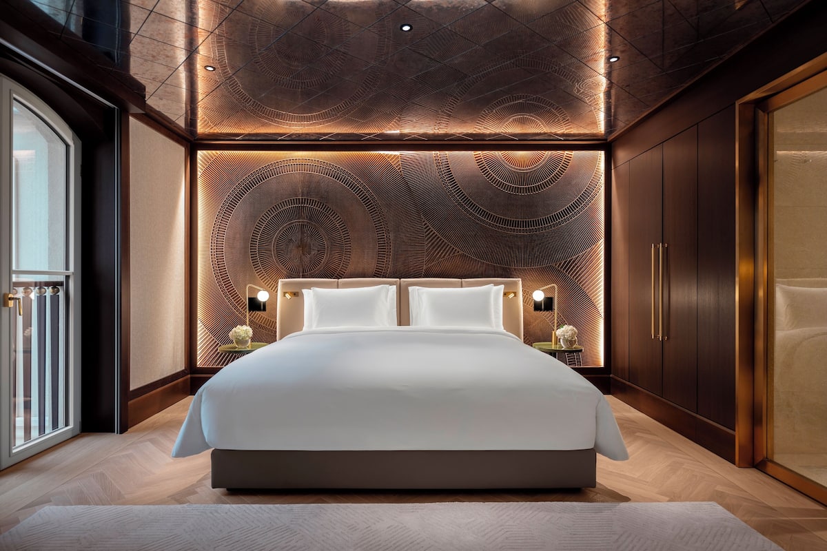 Junior Suite | Peralatan tempat tidur hipoalergenik, gebar bulu kapas, bar mini