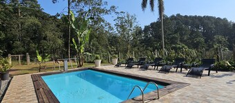 Medium-sized country house with heated pool and barbecue area