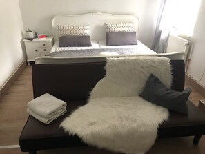 2 habitaciones, escritorio, tabla de planchar con plancha y wifi gratis