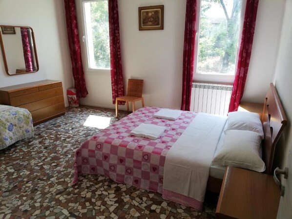 Standard Triple Room | Free WiFi, bed sheets - Venice View Guesthouse (Mestre)
