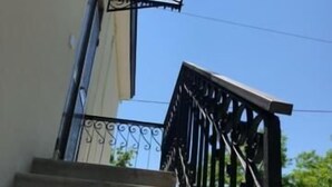 A staircase with a metal railing leading to a door. - Venice Cityview Guesthouse (Mestre)