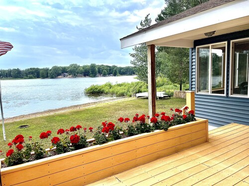 Cozy 2 bedroom cottage, lakefront private beach