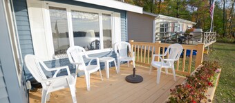 Cozy 2 bedroom cottage, lakefront private beach