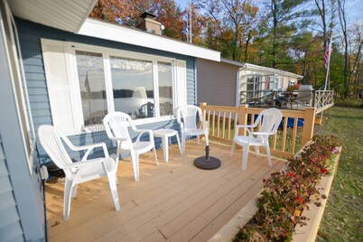 Cozy 2 bedroom cottage, lakefront private beach