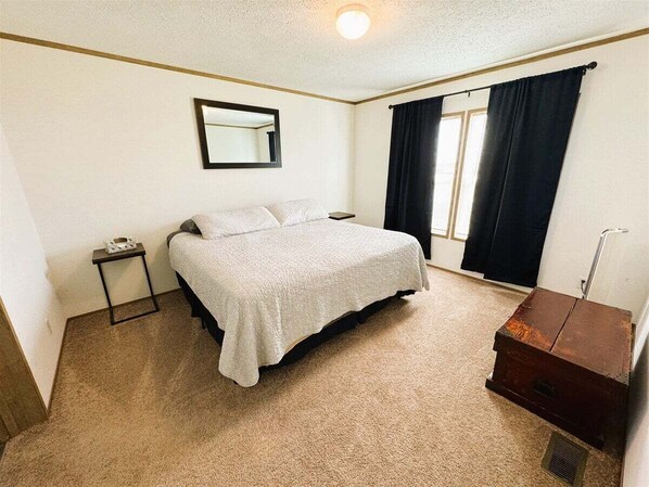 3 bedrooms, free WiFi, bed sheets - Waubay Lake Retreat- Huge deck, firepit, AC (Waubay)
