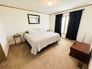 3 bedrooms, WiFi, bed sheets - Waubay Lake Retreat- Huge deck, firepit, AC (Waubay)