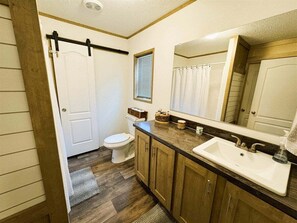 Bathtub, towels