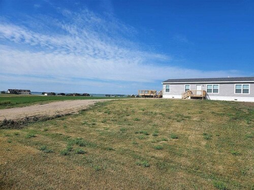 Waubay Lake Retreat- Huge deck, firepit, AC
