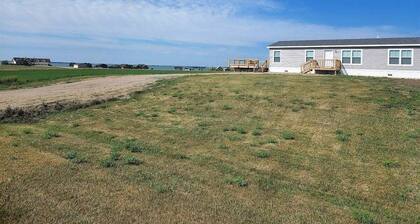 Waubay Lake Retreat- Huge deck, firepit, AC