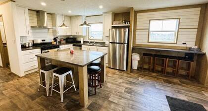 Waubay Lake Retreat- Huge deck, firepit, AC