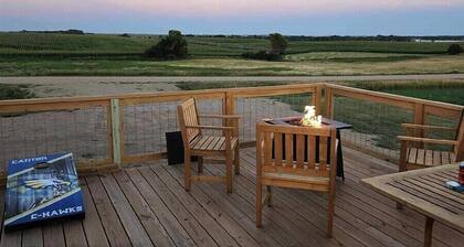 Waubay Lake Retreat- Huge deck, firepit, AC