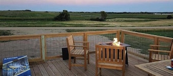 Waubay Lake Retreat- Huge deck, firepit, AC