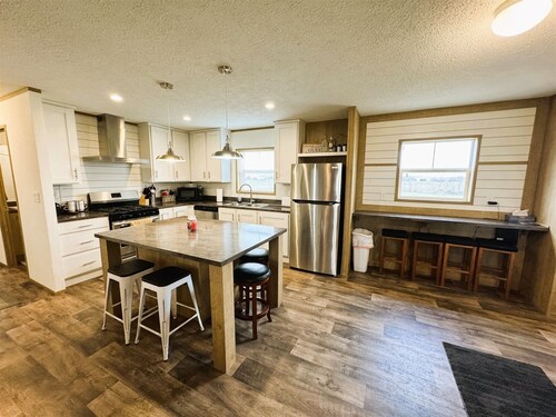 Waubay Lake Retreat- Huge deck, firepit, AC