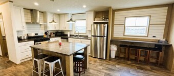 Waubay Lake Retreat- Huge deck, firepit, AC