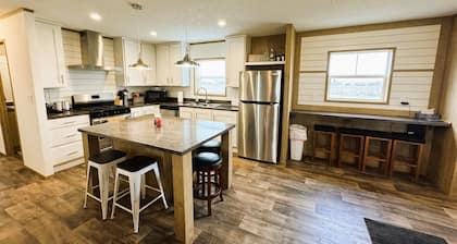 Waubay Lake Retreat- Huge deck, firepit, AC