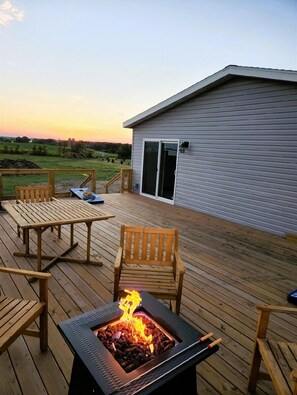 Outdoor dining - Waubay Lake Retreat- Huge deck, firepit, AC (Waubay)