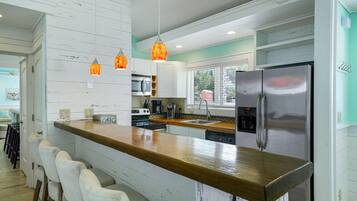 House, 4 Bedrooms | Private kitchen