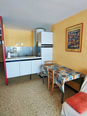 Fridge, microwave, oven, stovetop - Grand Studio accès direct plage - 4CALYP1/4 Large Flat close by sea (CANET PLAGE)