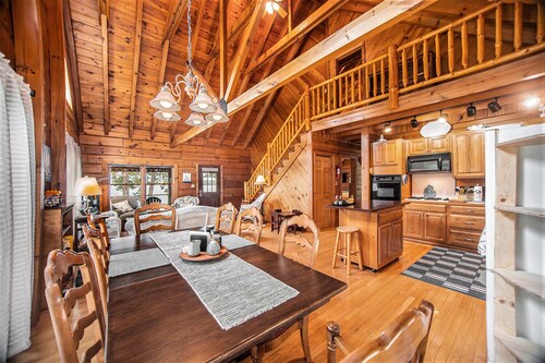 Lakefront Cabin with Guest Cabin and Rec Room. Sleeps 14