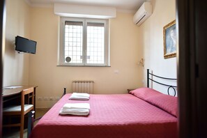 Classic Apartment | 3 bedrooms, in-room safe, iron/ironing board, free WiFi - Via Curtatone 12 Apartment (Rome)