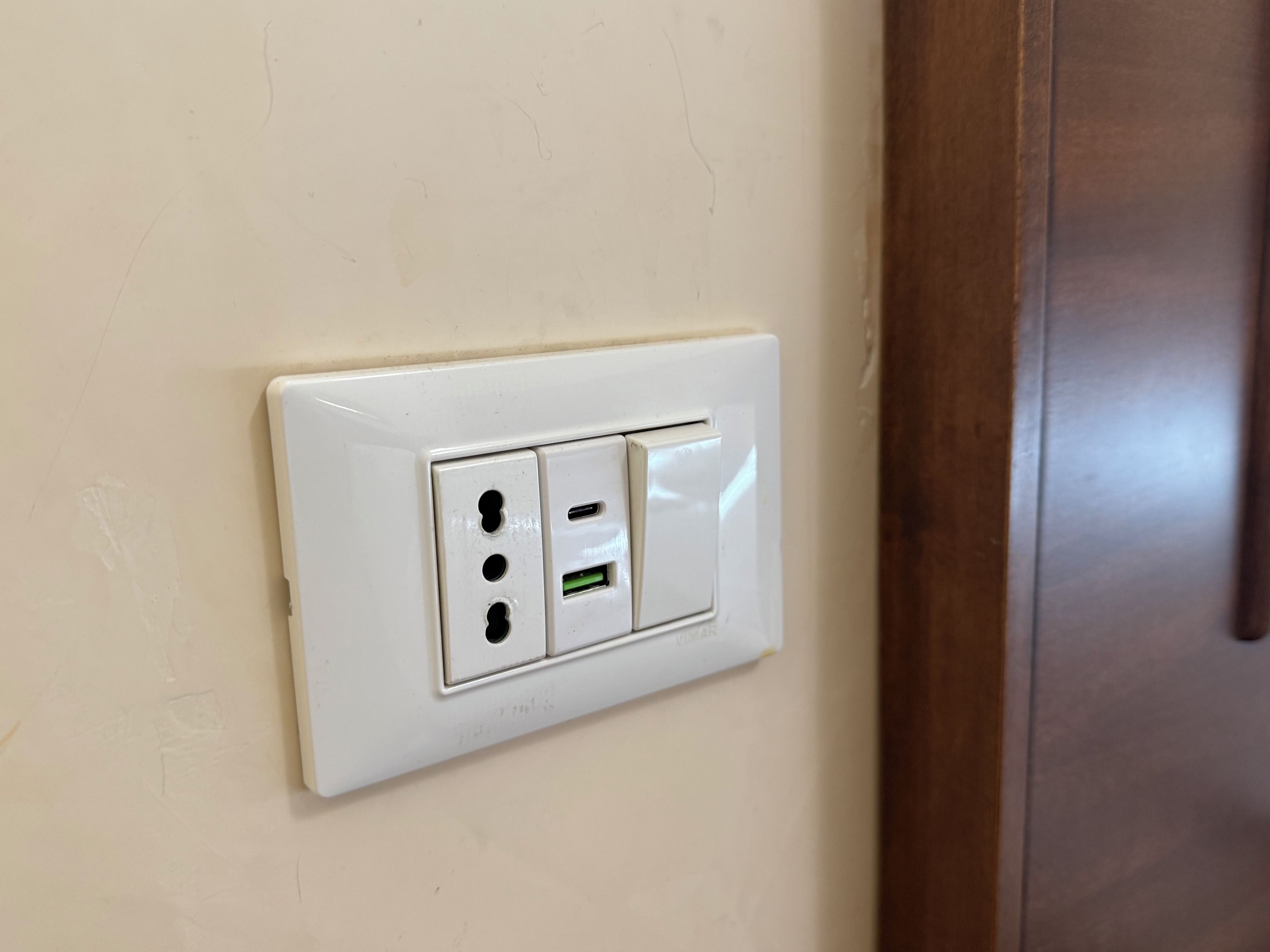Prese elettriche a muro con due connettori e una porta USB.