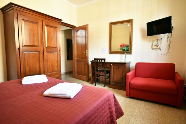 Classic Apartment | 3 bedrooms, in-room safe, iron/ironing board, free WiFi - Via Curtatone 12 Apartment (Rome)