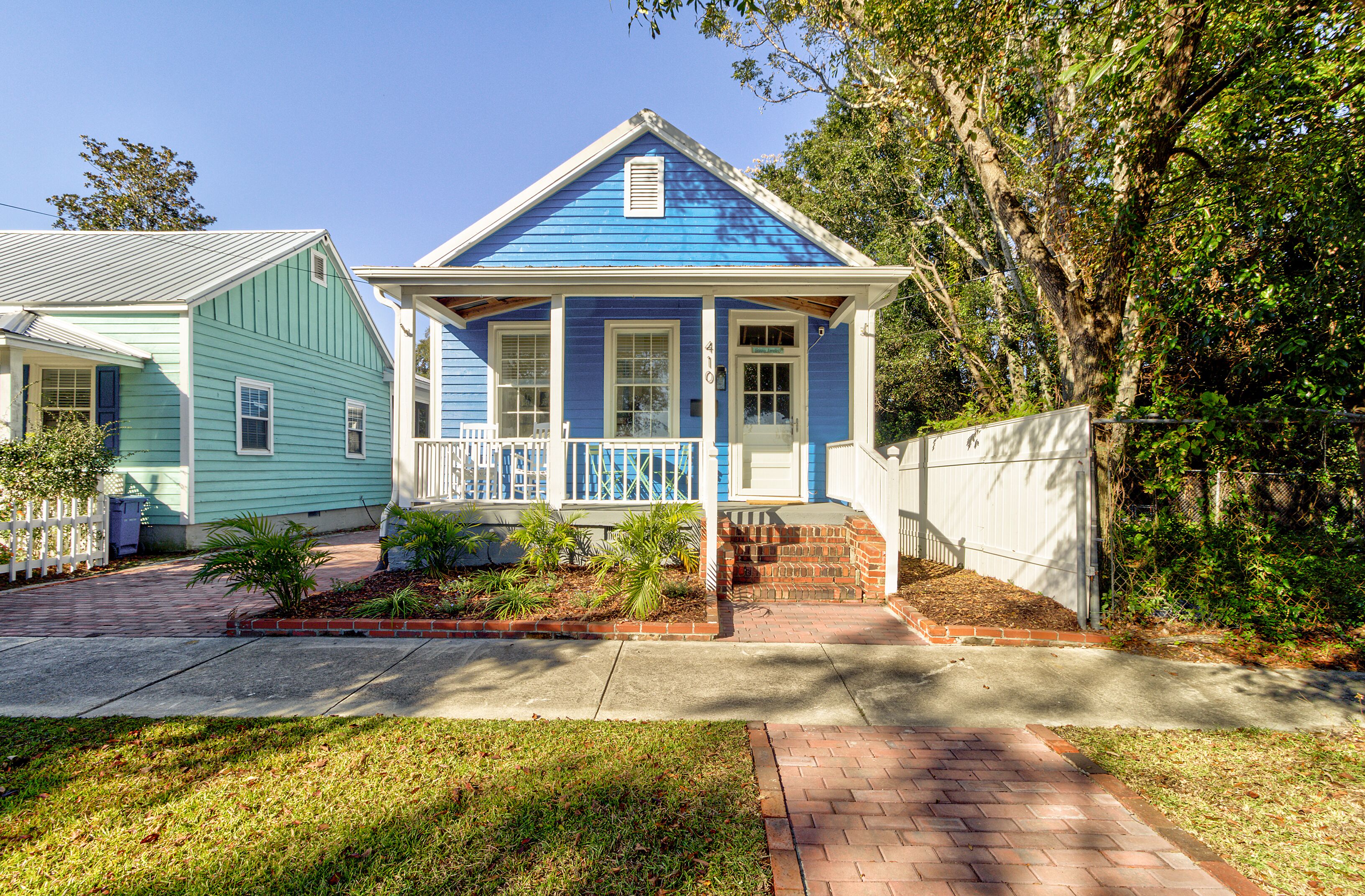 Leaning Lorelei: Light & Airy Downtown Cottage