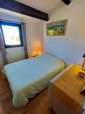 2 habitaciones y tabla de planchar con plancha 