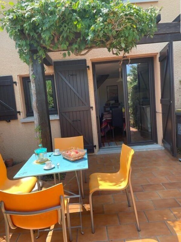 Outdoor dining - Charming little house with lovely outdoor air conditionning parking (CANET PLAGE)