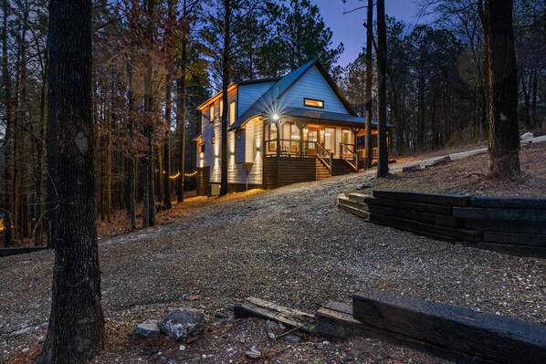 Exterior - Meant To Bee - Hot Tub, Ping Pong , Shuffle Board, Paved Rd, Spacious Deck! (Broken Bow)