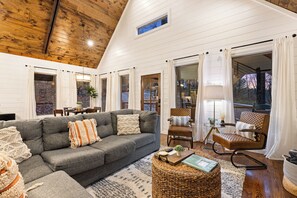 Smart TV, fireplace, table tennis - Meant To Bee - Hot Tub, Ping Pong , Shuffle Board, Paved Rd, Spacious Deck! (Broken Bow)