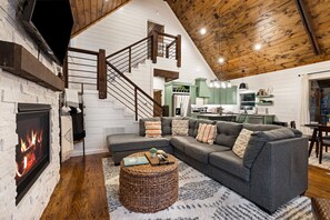 Smart TV, fireplace, table tennis - Meant To Bee - Hot Tub, Ping Pong , Shuffle Board, Paved Rd, Spacious Deck! (Broken Bow)