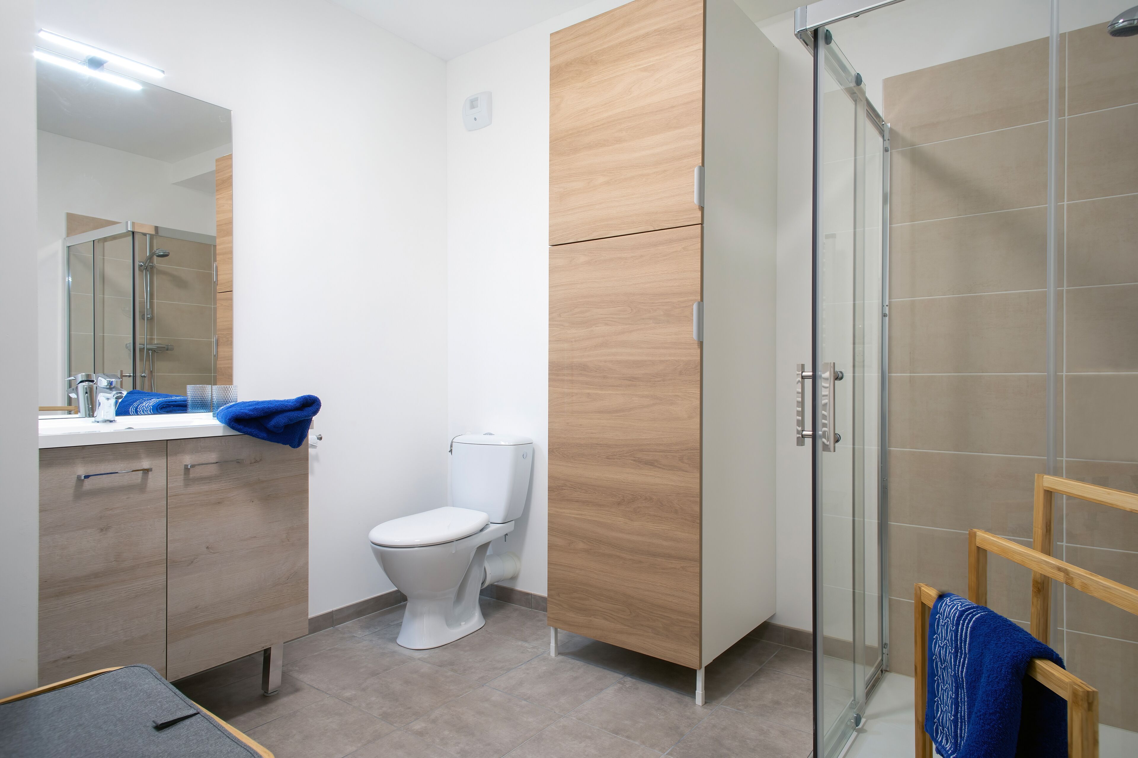 Un baño moderno con inodoro, ducha y lavabo.