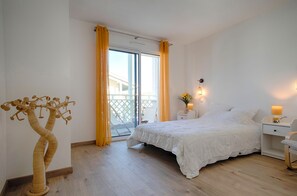 2 chambres, fer et planche à repasser, lit parapluie, draps fournis
