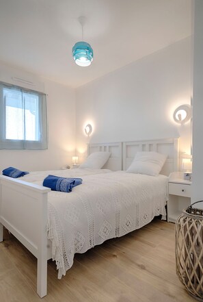 2 soverom, strykejern/-brett, reiseseng for barn og sengetøy