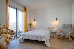 2 dormitoris, planxa i posts de planxar i un bressol de viatge 