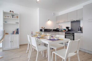 Réfrigérateur, four à micro-ondes, un four, surface de cuisson