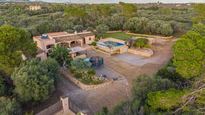 A villa with a swimming pool, surrounded by trees and a garden. - Villa "Sa Caseta Rustic Villa" with Pool, Terraces & Wi-Fi (Tourist Tax Included) (Cala D'or)