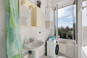 Shower, hair dryer, towels - Apartment "Casa Veronica" near the sea with Wi-Fi (Levanto (SP))