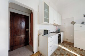 Fridge, microwave, stovetop, coffee/tea maker - Apartment "Casa Veronica" close to the Sea with Wi-Fi (Levanto (SP))