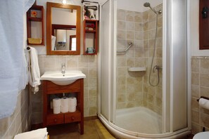 Dusche, Haartrockner, Handtücher