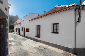 Exterior - Holiday Home "Casa De La Eterna Primavera" with Mountain View, Terrace & Wi-Fi (San Bartolome de Tirajana)