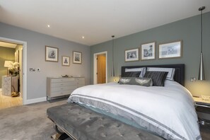 3 chambres, fer et planche à repasser, Wi-Fi, draps fournis