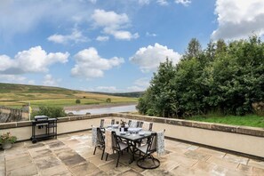 Outdoor dining - ROUNDHILL COACH HOUSE -  set in a stunning location in the Yorkshire Dales (Healey)