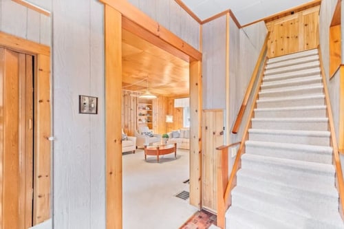 Cozy Getaway in Colborne with great Hiking trails in 95 Acres of land