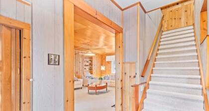 Cozy Getaway in Colborne with great Hiking trails in 95 Acres of land